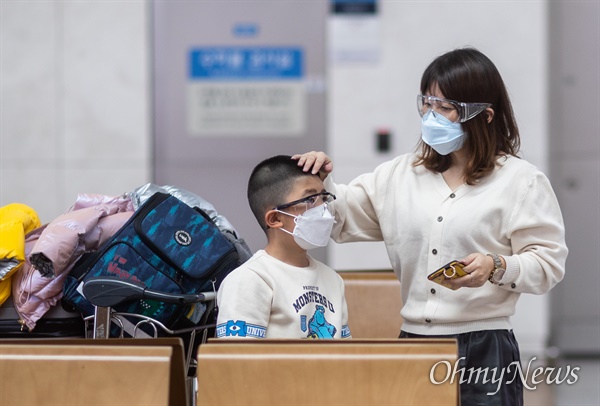19일 오후 인천국제공항 제1터미널에서 여행객들이  코로나 예방을 위해 마스크를 착용하고 있다. 