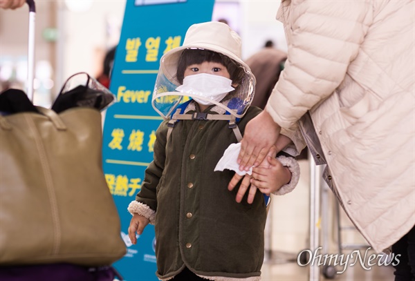  19일 오후 인천국제공항 제1터미널에서 여행객들이  코로나 예방을 위해 마스크를 착용하고 있다. 