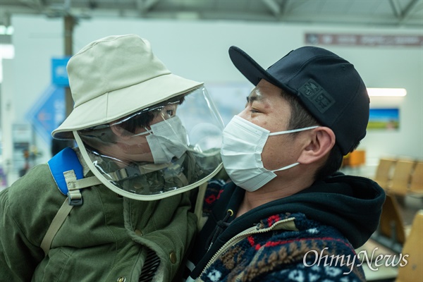  19일 오후 인천국제공항 제1터미널에서 여행객들이  코로나 예방을 위해 마스크를 착용하고 있다.