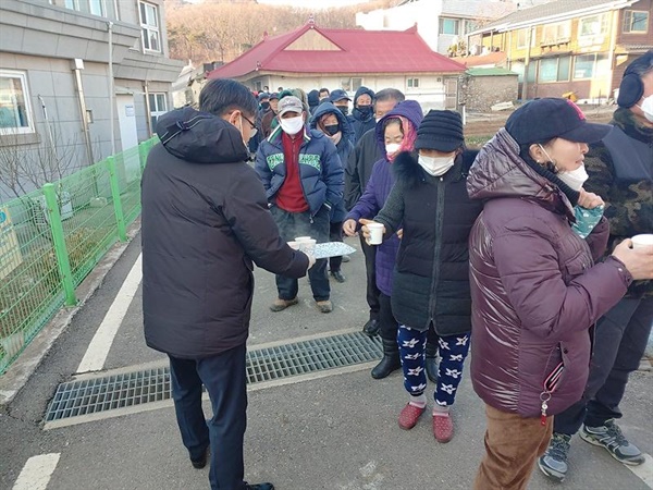 삼산면에서 마스크를 사려는 어르신들에게 차와 핫팩등을 제공하고 있다.