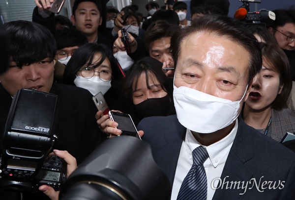 미래한국당 한선교 대표가 19일 오후 서울 영등포구 당사에서 긴급 기자회견을 열어 대표직 사퇴 의사를 밝힌 뒤 나서고 있다.