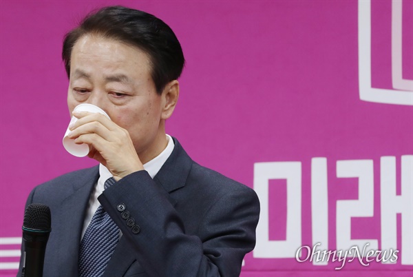 미래한국당 한선교 대표가 19일 오후 서울 영등포구 당사에서 긴급 기자회견을 열어 대표직 사퇴 의사를 밝히고 있다.