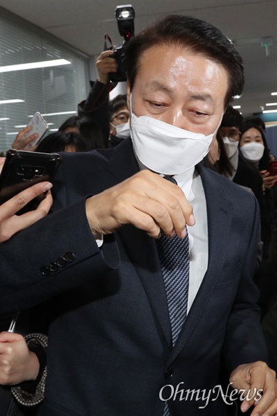 대표직 사퇴한 한선교 미래한국당 한선교 대표가 19일 오후 서울 영등포구 당사에서 긴급 기자회견을 열어 대표직 사퇴 의사를 밝힌 뒤 나서고 있다.