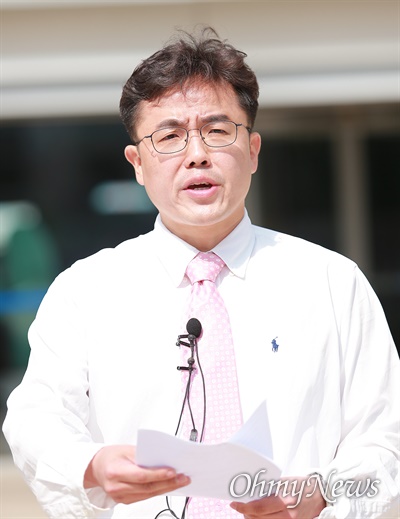 미래통합당 김원성 최고위원이 19일 부산시의회에서 북강서을 공천 무효에 대한 입장을 밝히고 있다.