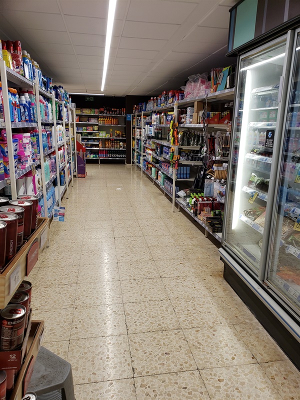 3월 19일 바르셀로나의 어느 수퍼마켓에 물건들이 진열되어 있는 모습