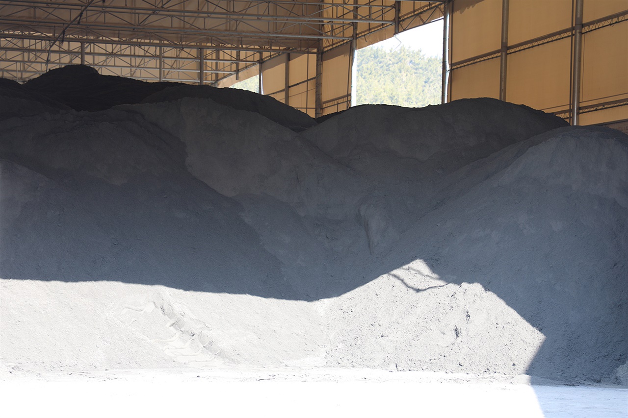 송우산업(주)이 태안화력 석탄회에서 선별 재 탄생된 순환재생골재의 본격적인 양산에 들어갔다. 