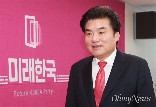 미래한국당 원유철 대표가 20일 오전 서울 영등포구 당사에서 기자회견을 마침 뒤 떠나고 있다.