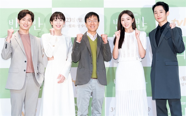 '반의반' 짝사랑 이야기 이상엽 감독(가운데)과 배우 김성규, 이하나, 채수빈, 정해인이 16일 오후 온라인으로 진행된 tvN 새 월화드라마 <반의반> 제작발표회에서 포즈를 취하고 있다. <반의반>은 인공지능 프로그래머와 클래식 녹음 엔지니어가 만나 그리는 시작도, 성장도, 끝도 자유로운 짝사랑 이야기다. 매주 월, 화 오후 9시 방송.