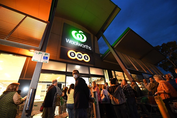 지난 19일 호주 슈퍼마켓 체인인 울워스 앞에서 사람들이 기다리고 있다.