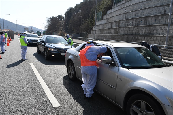 인천시 강화군은 신종 코로나바이러스 감염증(코로나19) 유입을 막기 위해 지난 14일부터 지역으로 들어오는 모든 차량의 탑승자들을 상대로 발열 검사를 하고 있다고 15일 밝혔다. 사진은 발열 검사 모습. 