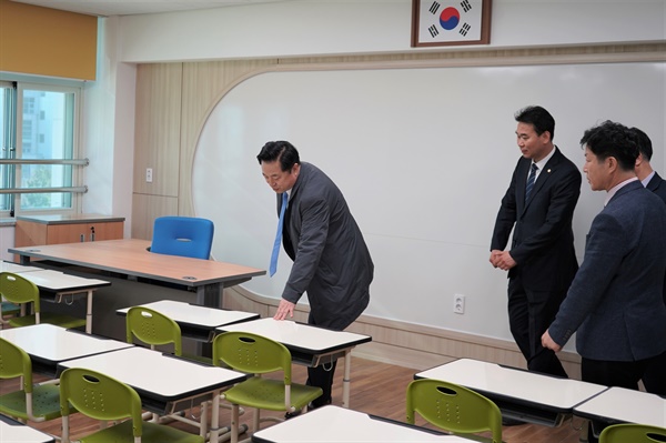 3월 19일 김두관 의원이 개교를 앞 둔 양산시 동면 소재 금오 초?중 통합학교를 찾아 점검했다.