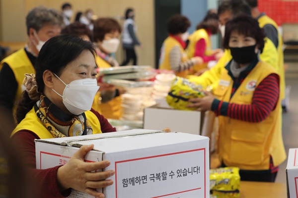  19일 오후 경기 수원시 대한적십자사 경기도지사 강당에서 봉사자들이 재난 취약계층에게 나눠줄 신종 코로나바이러스 감염증(코로나19) 긴급구호세트를 포장하고 있다.