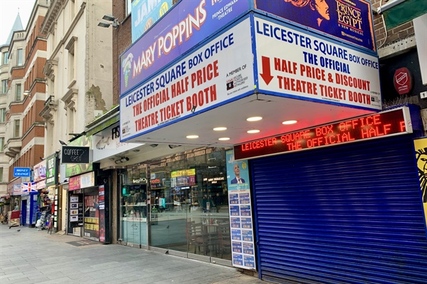 영국 런던의 주요 뮤지컬 등의 티켓을 파는 매장. 모든 극장과 영화관이 문을 닫으면서, 이곳 역시 더이상 티켓을 팔수없게됐다면서 철제문을 내렸다.