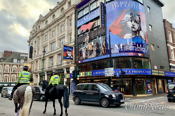 영국 런던의 대표적인 뮤지컬 '레미제라블'을 공연하는 극장도 문을 닫았다. 극장쪽은 출입구 안내문에 "영국 총리의 발표에 따라 우리의 모든 공연을 당분간 하지 못한 것에 대해 유감스럽게 생각한다"고 적었다. 