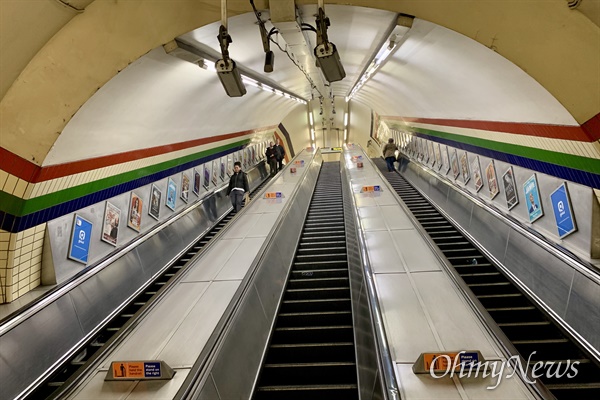 영국 런던 시내 주요 지하철 노선 가운데 하나인 피카딜리 라인의 전철역 에스컬레이터. 18일 오후 퇴근시간이었지만 지하철을 이용한 시민은 평상시보다 크게 적어보였다 .