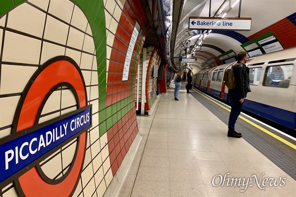영국 런던 시내 주요 지하철 역 가운데 하나인 피카딜리 서커스. 18일 오후 퇴근시간 몇몇 시민이 지하철을 기다리고 있다. 지하철 내부는 평상시보다 훨씬 적은 시민들만이 있었다.