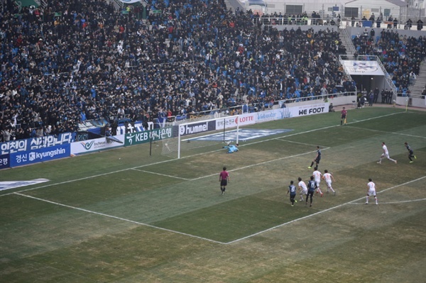  2019년 3월 2일 인천축구전용경기장에서 열린 2019 K리그1 인천 유나이티드 FC - 제주 유나이티드 개막전에서 인천 유나이티드 간판 골잡이 무고사가 페널티킥 골을 터뜨리는 순간.