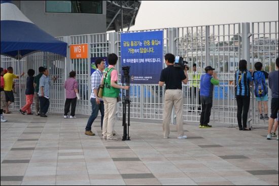  2012년 6월 14일 무관중으로 열린 인천 유나이티드 FC - 포항 스틸러스 게임 시작 전 인천축구전용경기장