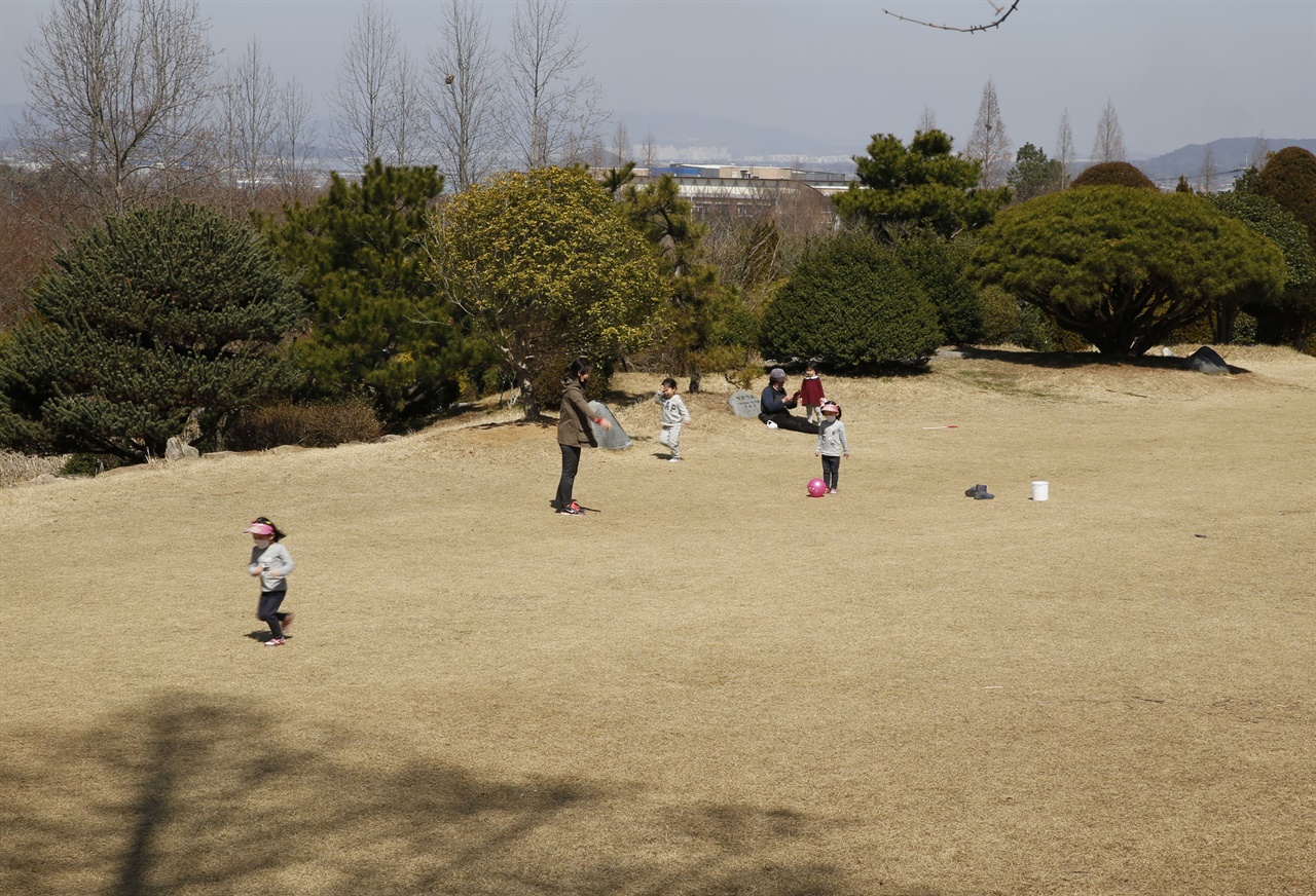 전남산림자원연구소 숲속의 잔디밭. 코로나19를 피해 나온 엄마와 어린이가 함께 뛰놀고 있다. 지난 3월 19일이다.