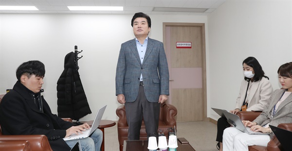 미래한국당 원유철 대표가 22일 오전 서울 영등포 당사에서 기자브리핑을 하고 있다.