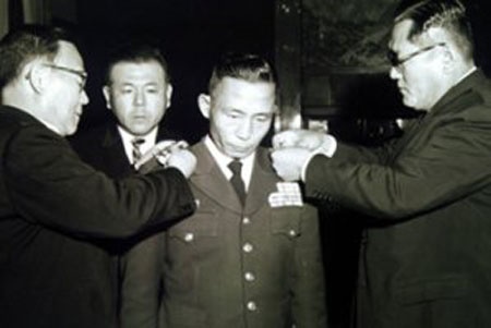 육군 대장 계급장을 윤보선 대통령과 송요찬 내각 수반이 달아주고 있다(1961년).