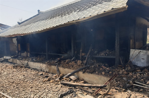 경남 산청군 단성면 입석리 단독주택에서 화재 발생.