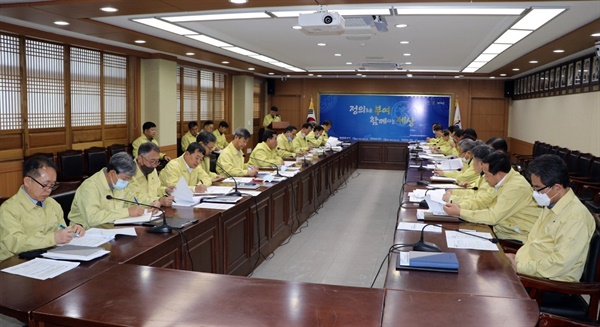  23일 박정현 부여군수 주재로 긴급생활안정자금 관련 간부회의가 열리고 있다.