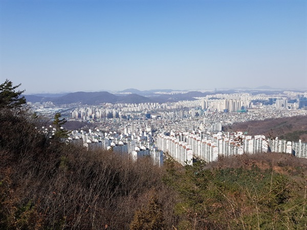   호암산정상에서 내려다본 전망.서울수도권이 한눈에 내려다보인다.(사진=CPN문화재TV심연홍기자)