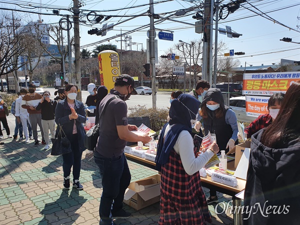 성서공단 이주노동자들이 22일 오후 성서공단노조가 나눠주는 마스크와 손소독제를 받기 위해 줄을 서 있다.