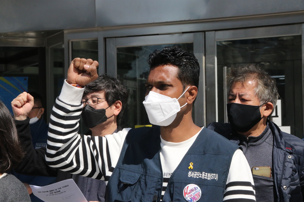 차민다 성서공단노조 부위원장이 이주노동자들에게도 마스크를 지급해 달라고 호소하고 있다.