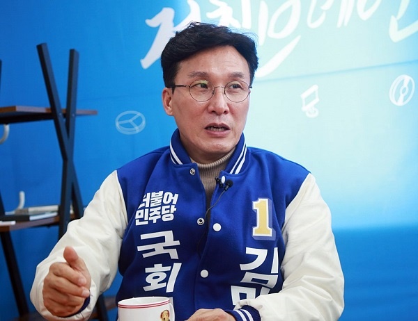 인터뷰를 하고 있는 서울 영등포을 지역구 김민석 더불어민주당 후보