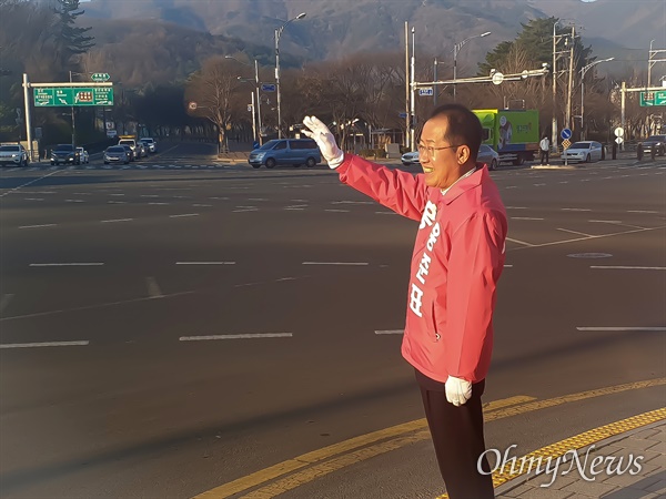 홍준표 전 자유한국당 대표가 자신이 무소속으로 출마한 대구 수성을 지역구인 두산오거리에서 거리인사를 하는 모습.