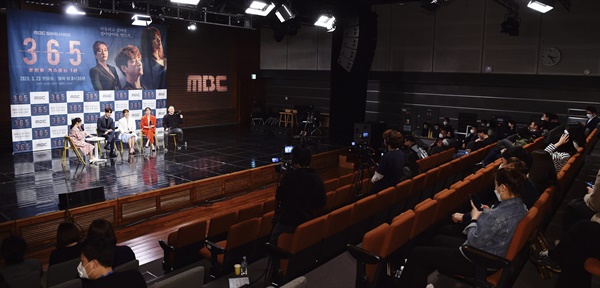 '365' MBC 월화드라마 6개월 만에 부활! MBC 월화드라마 <365 : 운명을 거스르는 1년> 제작발표회가 23일 오후 온라인으로 진행되고 있다. 왼쪽부터 방송인 박슬기, 배우 이준혁, 남지현, 김지수, 양동근. <365 : 운명을 거스르는 1년>은 인생 리셋이라는 설정을 바탕으로 10인의 리세터와 리셋 초대자 사이에 벌어지는 미스터리 생존 게임을 그린 드라마다. 23일 월요일 오후 8시 55분 첫 방송.