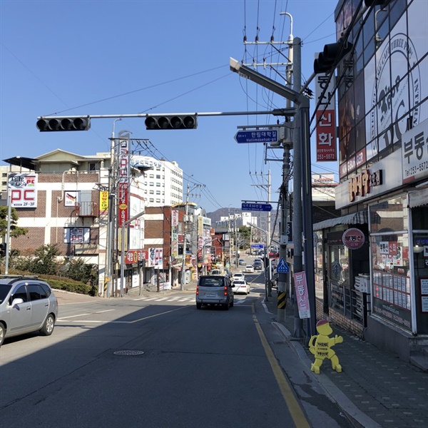 20일 오후. 코로나19의 직격탄을 맞은 듯 한림대 정문 앞 거리가 한산하기만 하다.