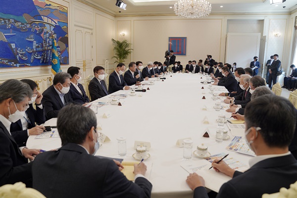지난 18일 청와대에서는 문재인 대통령 주재로 코로나19 대응 논의를 위한 '주요 경제주체 초청 원탁회의'가 열렸다.