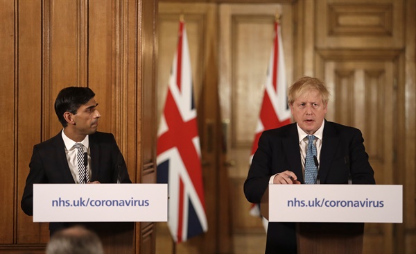 보리스 존슨 영국 총리(사진 오른쪽)와 리시 수낙 영국 재무장관(사진 왼쪽). 사진은 지난 17일 영국 런던 다우닝가 10번지에서 열린 코로나19 관련 기자회견 모습. 
