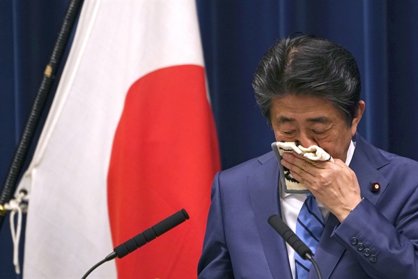 3월 14일 아베 신조 일본 총리가 일본 내 코로나바이러스 상황에 대한 기자회견을 하던 중 얼굴을 닦고 있다.
