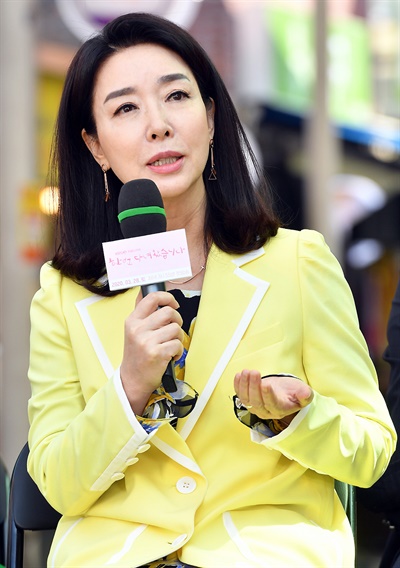 '한 번 다녀왔습니다' 김보연 배우 김보연이 24일 오후 온라인으로 진행된 KBS 2TV 새 주말드라마 <한 번 다녀왔습니다> 제작발표회에서 질문에 답하고 있다. <한 번 다녀왔습니다>는 부모와 자식 간 이혼에 대한 간극과 위기를 헤쳐 나가는 과정을 통해 각자 행복 찾기를 완성하는 작품이다. 28일 토요일 오후 7시 55분 첫 방송.