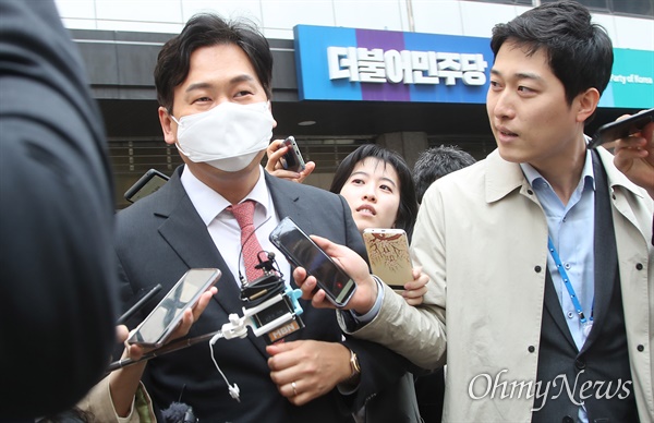 손금주 더불어민주당 의원이 24일 오후 서울 여의도 당사에서 불출마 의원들의 더불어시민당 이적을 논의하는 비공개 회의에 참석한 뒤 자리를 나서고 있다.