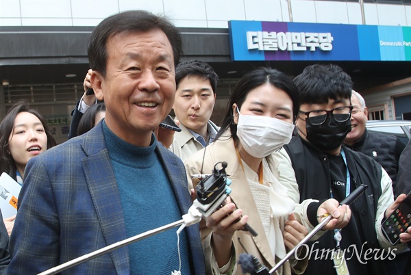 원혜영 더불어민주당 의원이 24일 오후 서울 여의도 당사에서 불출마 의원들의 더불어시민당 이적을 논의하는 비공개 회의에 참석한 뒤 자리를 나서고 있다.