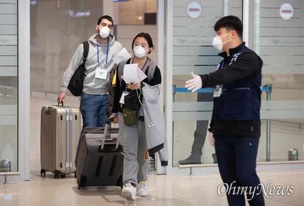 24일 오후 인천국제공항 제2여객터미널에서 '코로나19' 관련 지원나온 육군현장지원팀이 입국하는 외국인 승객들을 안내하고 있다.