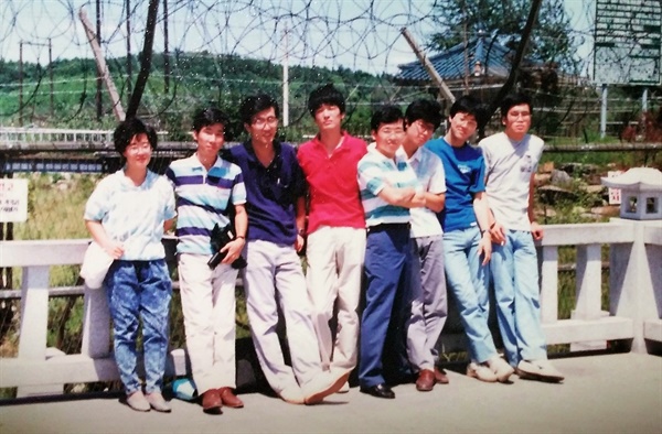  1988년도에 여름 워크숍 작품 촬영을 위해 임진각 갔을때 고대 '돌빛' 회원들.
왼쪽에서 두번째 김시천, 세번째 정병각(감독), 오른쪽 끝 신동일(감독) 