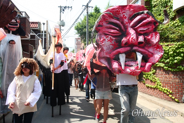 담장이 사라진 대구 삼덕동에는 해바다 5월이면 마을 주민들이 모여 '머머리섬 축제'를 연다.