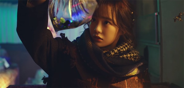  세정의 신곡 '화분' 뮤직비디오 중 한 장면.