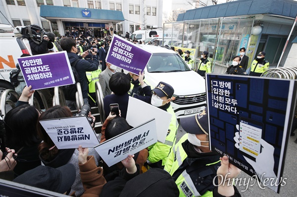 인터넷 메신저 텔레그램에서 미성년자 등 수십 명의 여성을 협박, 촬영을 강요해 만든 음란물을 유포한 '박사방' 운영자 조주빈씨가 지난 3월 25일 오전 서울 종로경찰서에서 호송차에 태워져 검찰로 송치되는 가운데, 시민들이 강력한 처벌을 촉구하는 시위를 벌이고 있다.