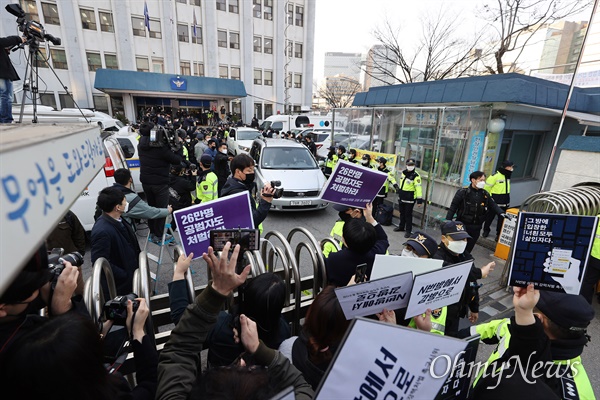 인터넷 메신저 텔레그램에서 미성년자 등 수십 명의 여성을 협박, 촬영을 강요해 만든 음란물을 유포한 '박사방' 운영자 조주빈씨가 25일 오전 서울 종로경찰서에서 호송차에 태워져 검찰로 송치되는 가운데, 시민들이 강력한 처벌을 촉구하는 시위를 벌이고 있다.