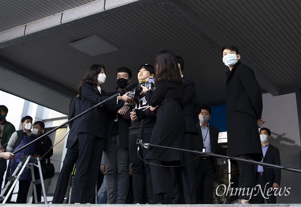 인터넷 메신저 텔레그램에서 미성년자 등 수십 명의 여성을 협박, 촬영을 강요해 만든 음란물을 유포한 '박사방' 운영자 조주빈씨가 25일 오전 서울 종로경찰서에서 검찰로 송치되기 위해 나오고 있다.