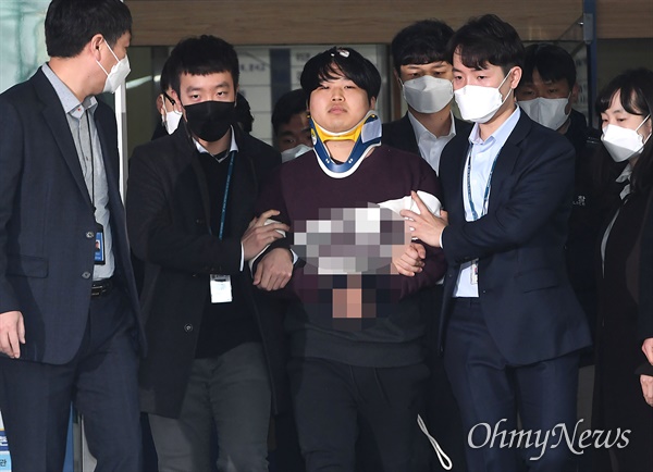 인터넷 메신저 텔레그램에서 미성년자 등 수십 명의 여성을 협박, 촬영을 강요해 만든 음란물을 유포한 '박사방' 운영자 조주빈씨가 25일 오전 서울 종로경찰서에서 검찰로 송치되기 위해 나오고 있다.