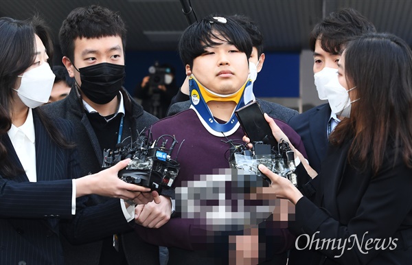 인터넷 메신저 텔레그램에서 미성년자 등 수십 명의 여성을 협박, 촬영을 강요해 만든 성착취 영상을 유포한 '박사방' 운영자 조주빈씨가 지난 2020년 3월 25일 오전 서울 종로경찰서에서 검찰로 송치되기 위해 나오고 있다.