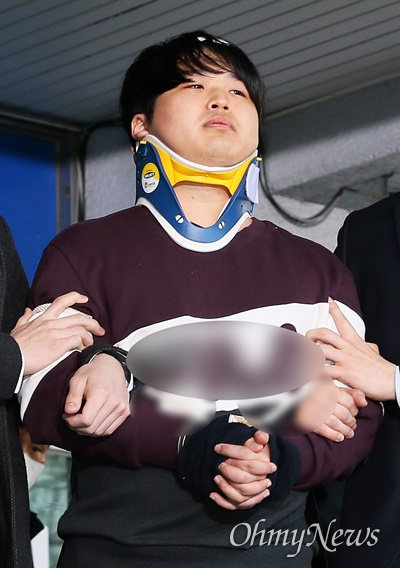 인터넷 메신저 텔레그램에서 미성년자 등 수십 명의 여성을 협박, 촬영을 강요해 만든 음란물을 유포한 '박사방' 운영자 조주빈씨가 2020년 3월 25일 오전 서울 종로경찰서에서 검찰로 송치되기 위해 나오고 있다.